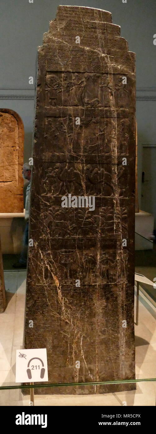 Der schwarze Obelisk, von Salmanassar III. Eine schwarze Kalkstein Assyrische Skulptur mit Szenen in Reliefs und Inschriften. Es kommt von Nimrud (antike Kalhu), im Norden des Irak, und erinnert an die Taten des Königs Salmanassar III (regierte 858-824 v. Chr.). Stockfoto