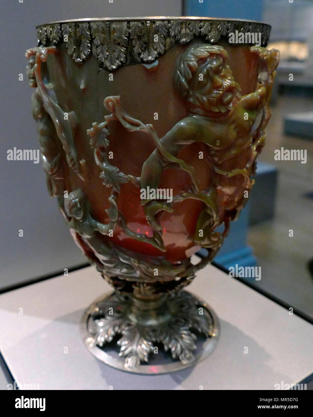 Die lykurg Schale; 4. Jahrhundert, römische Glas käfig Schale. Ein dichroitisches Glas, das zeigt eine andere Farbe an, ob oder nicht Licht ist abhängig gemacht; rot, von hinten beleuchtet, und grün, wenn von vorne beleuchtet. Es ist die einzige vollständige römische Glas Objekt aus dieser Art von Glas. Die Tasse ist auch ein sehr seltenes Beispiel einer kompletten Römischen Käfig-Cup, oder diatretum. Es benannt nach König Lykurg Stockfoto