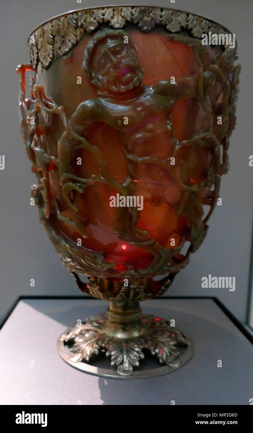 Die lykurg Schale; 4. Jahrhundert, römische Glas käfig Schale. Ein dichroitisches Glas, das zeigt eine andere Farbe an, ob oder nicht Licht ist abhängig gemacht; rot, von hinten beleuchtet, und grün, wenn von vorne beleuchtet. Es ist die einzige vollständige römische Glas Objekt aus dieser Art von Glas. Die Tasse ist auch ein sehr seltenes Beispiel einer kompletten Römischen Käfig-Cup, oder diatretum. Es benannt nach König Lykurg Stockfoto