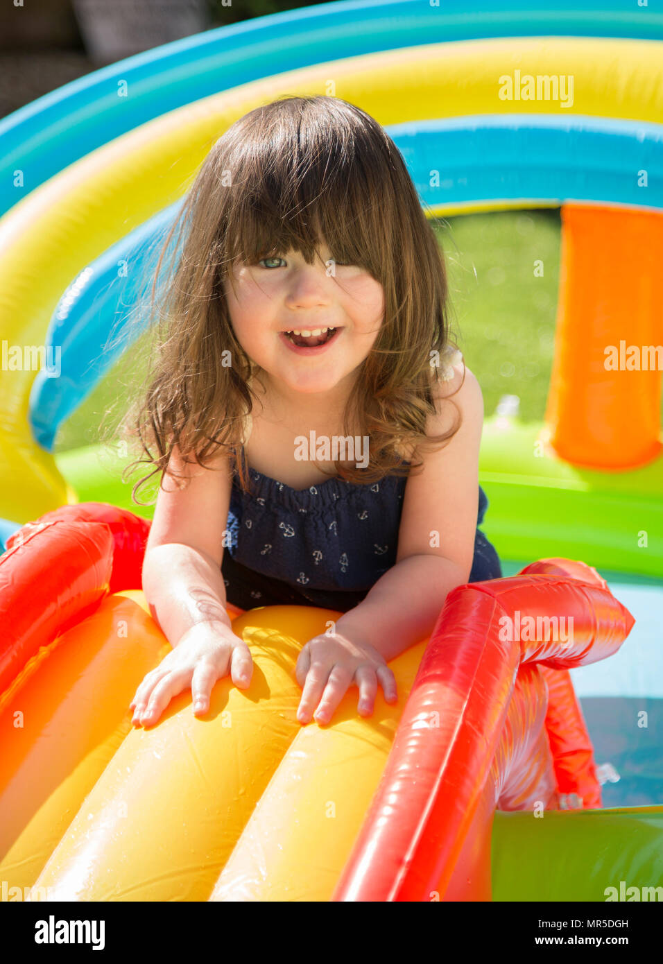 Im schwimmbad spielen Fotos und Bildmaterial in hoher Auflösung Alamy
