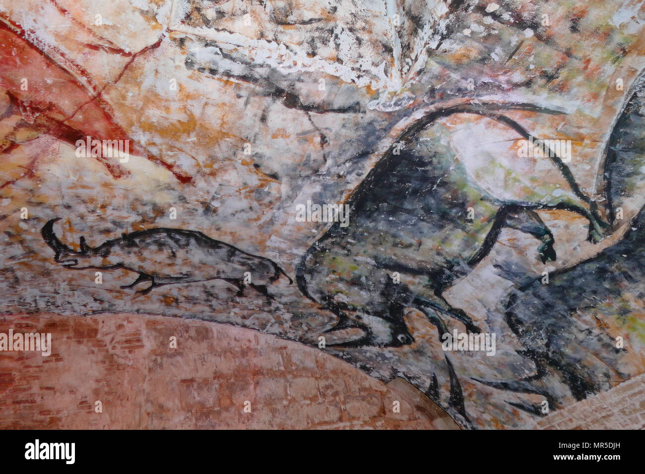 Replica Malerei aus der Höhle von Altamira (Cueva de Altamir) in der Nähe der historischen Stadt Santillana del Mar in Kantabrien, Spanien gelegen, ist für seine zahlreichen parietalen Höhlenmalereien mit kohlezeichnungen und polychrome Gemälde zeitgenössischer Flora und menschliche Hände, zwischen 18.500 und 14.000 Jahren während der jungpaläolithikum Erstellt von Paleo menschlichen Siedler bekannt. Die frühesten Bilder in der Höhle wurden rund 35.600 Jahren ausgeführt. Stockfoto