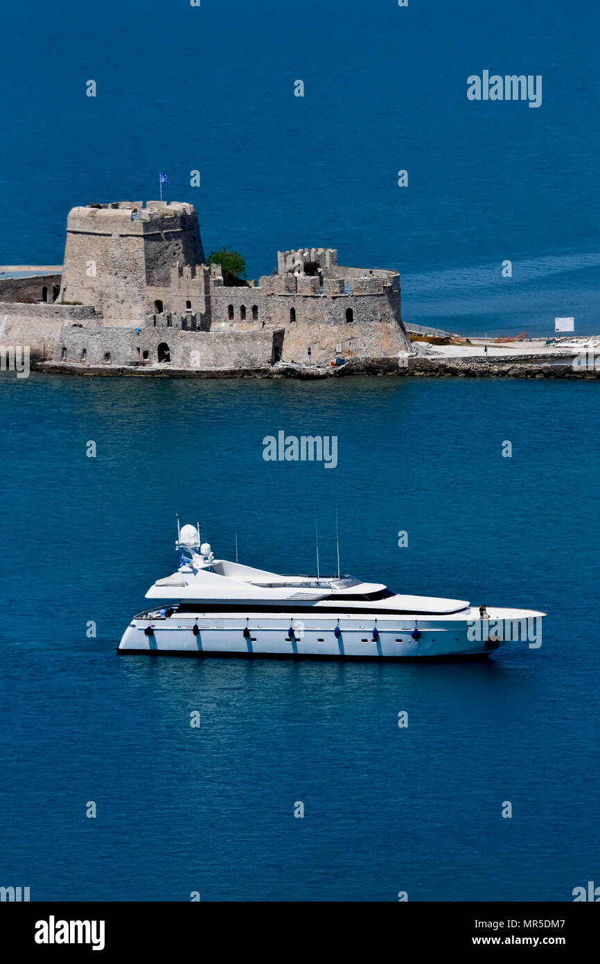 Große private Motoryacht auf dem Meer vor bourtzi Schloss von Nafplio, Griechenland Stockfoto