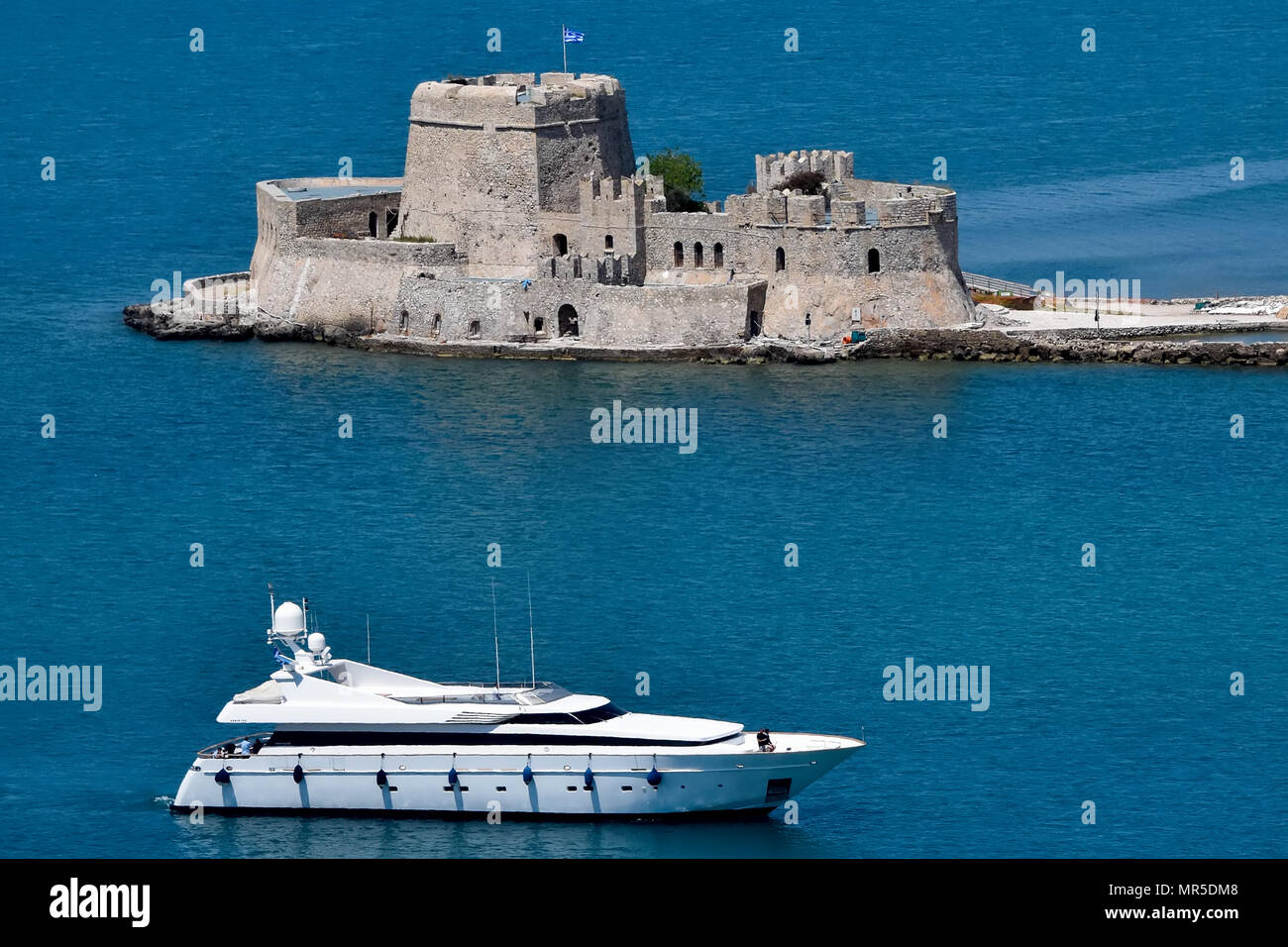 Große private Motoryacht auf dem Meer vor bourtzi Schloss von Nafplio, Griechenland Stockfoto