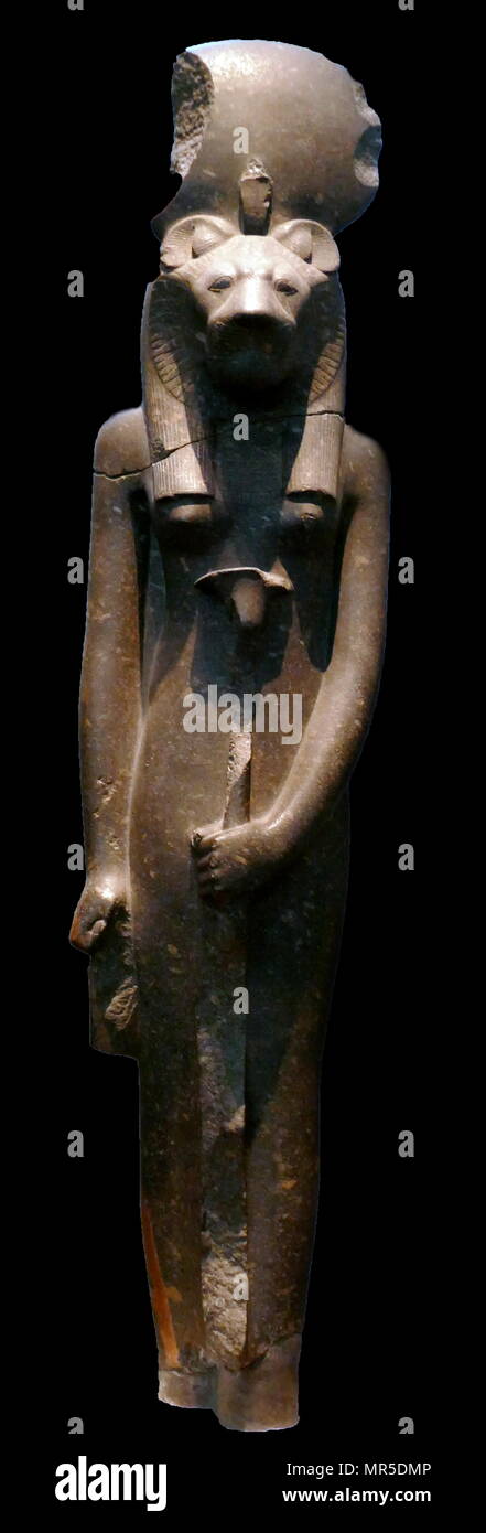 Black Granite Statue der Göttin Sakhmet, aus dem Tempel der Mut, Theben, Ägypten. ca. 1400 v. Chr.. In der ägyptischen Mythologie, Sachmet war ein Krieger Göttin sowie Göttin der Heilung Stockfoto