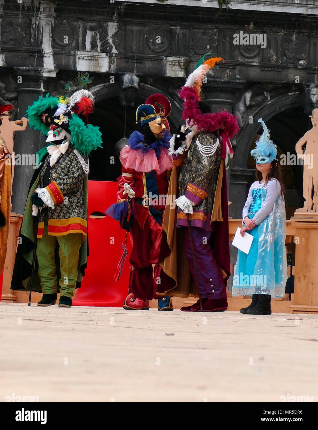 Kostümierte Teilnehmer am Karneval in Venedig (Carnevale di Venezia), ein jährliches Festival in Venedig, Italien, statt. Ein Sieg der 'Serenissima Repubblica auf "Recall gegen den Patriarchen von Aquileia, im Jahr 1162. In die Ehre dieses Sieges, die Leute begannen zu tanzen und in San Marco Platz versammeln. Stockfoto