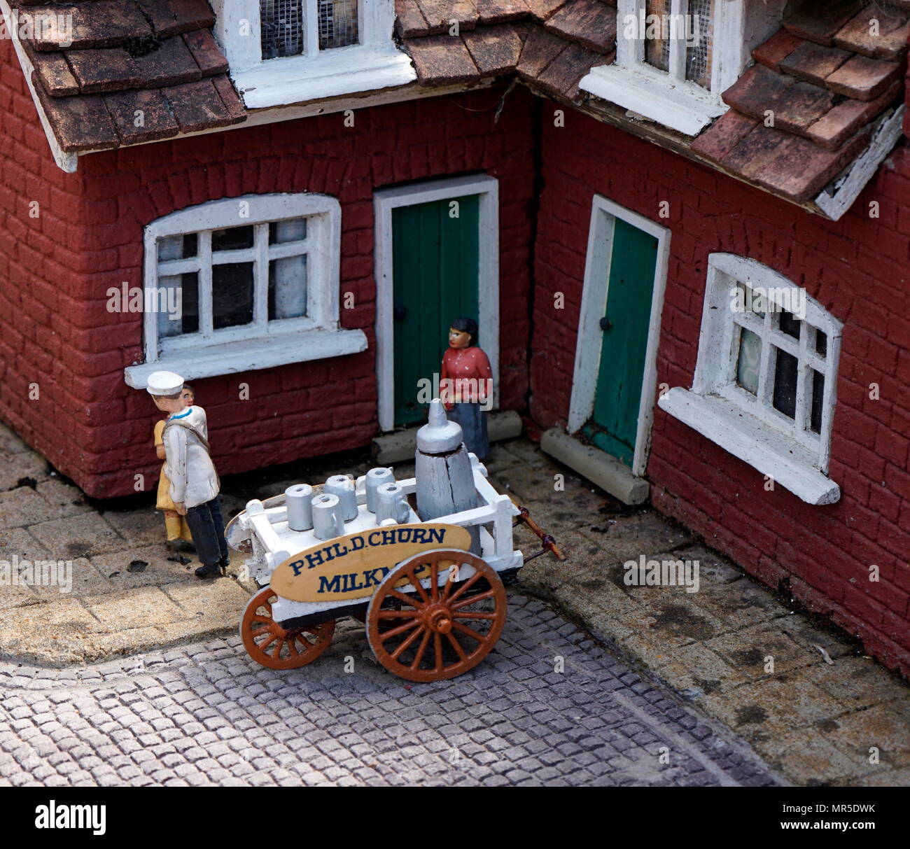 Hotel im viktorianischen Stil, Milch Warenkorb liefern Milch in das Modell Dorf an Bekonscot, Buckinghamshire, England, das älteste Modell Dorf in der Welt. Stockfoto