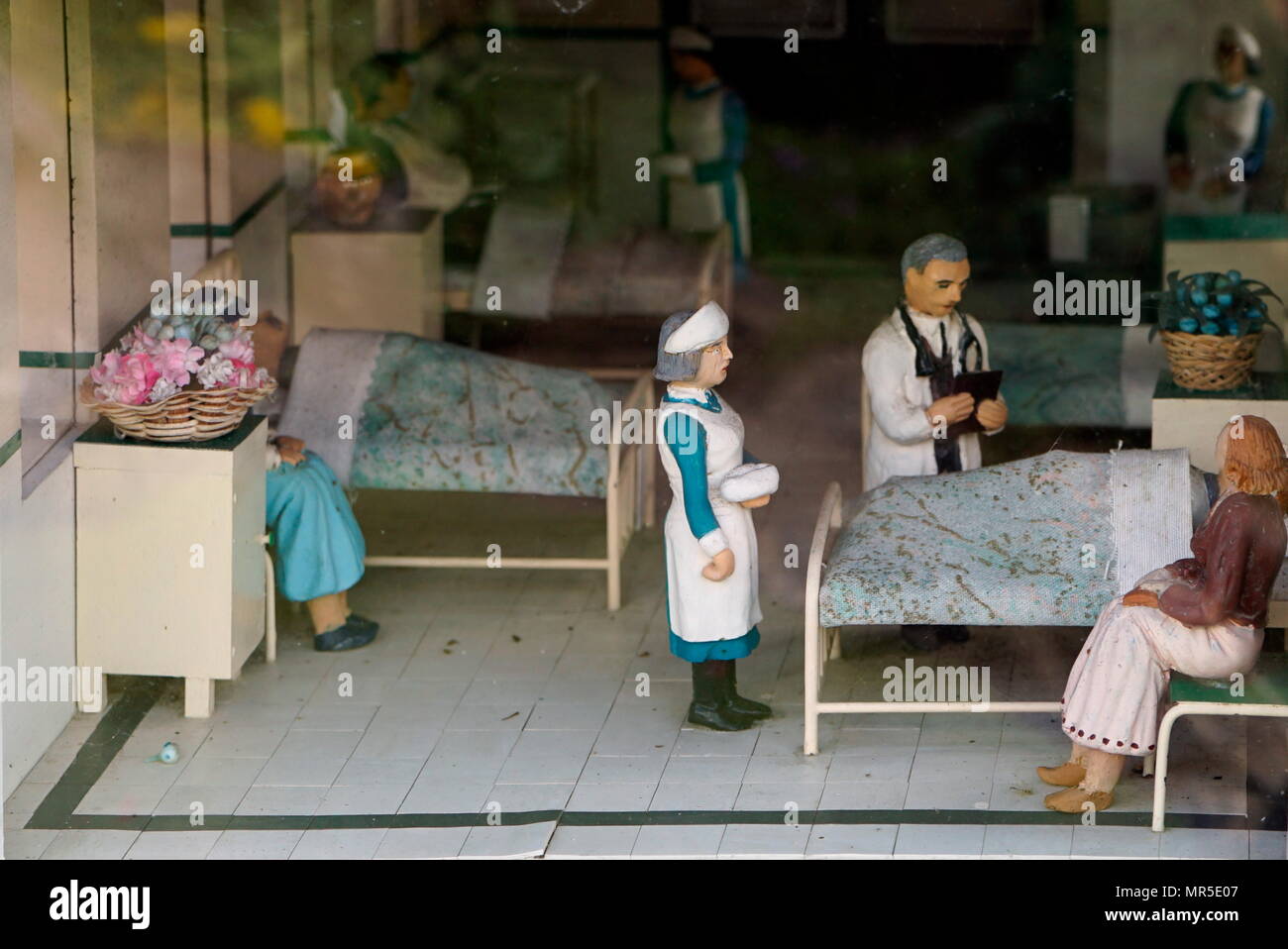 Jahrgang Perspektive auf die Gesundheitsversorgung in den frühen Tagen des National Health Service. im örtlichen Krankenhaus, in das Modell Dorf an Bekonscot, Buckinghamshire, England, das älteste Modell Dorf in der Welt. Stockfoto