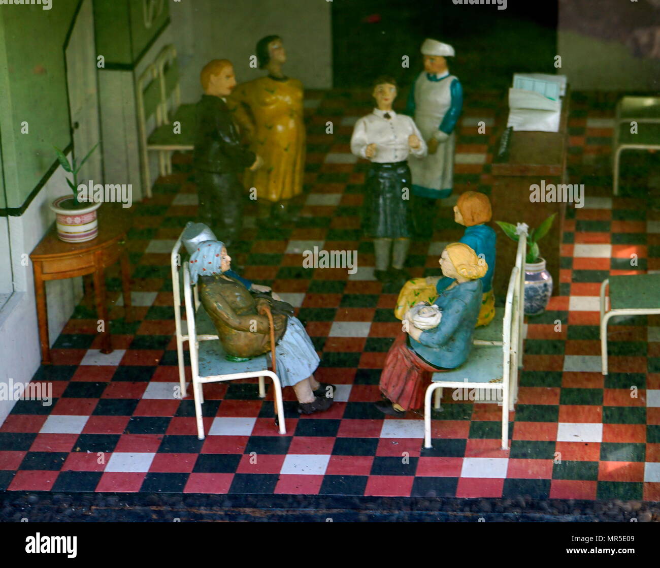 Jahrgang Perspektive auf die Gesundheitsversorgung in den frühen Tagen des National Health Service. im örtlichen Krankenhaus, in das Modell Dorf an Bekonscot, Buckinghamshire, England, das älteste Modell Dorf in der Welt. Stockfoto