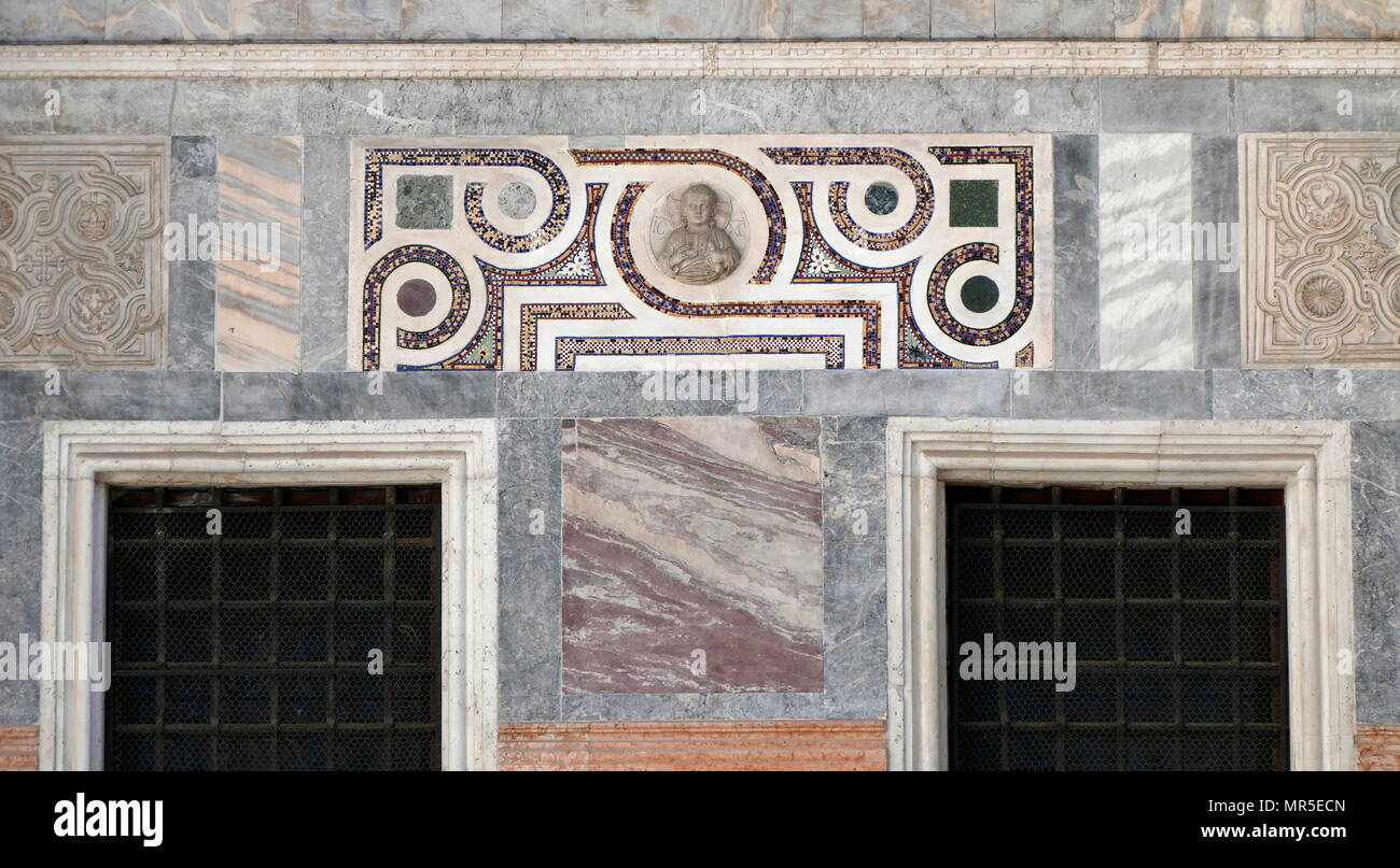 Äußere Detail aus der Dom der Basilika von Saint Mark (Basilica di San Marco), Venedig, Italien. Es ist die berühmteste der Kirchen der Stadt und eines der bekanntesten Beispiele für Italo-Byzantine Architektur. Die Mosaiken stammen aus dem 11. Jahrhundert Stockfoto