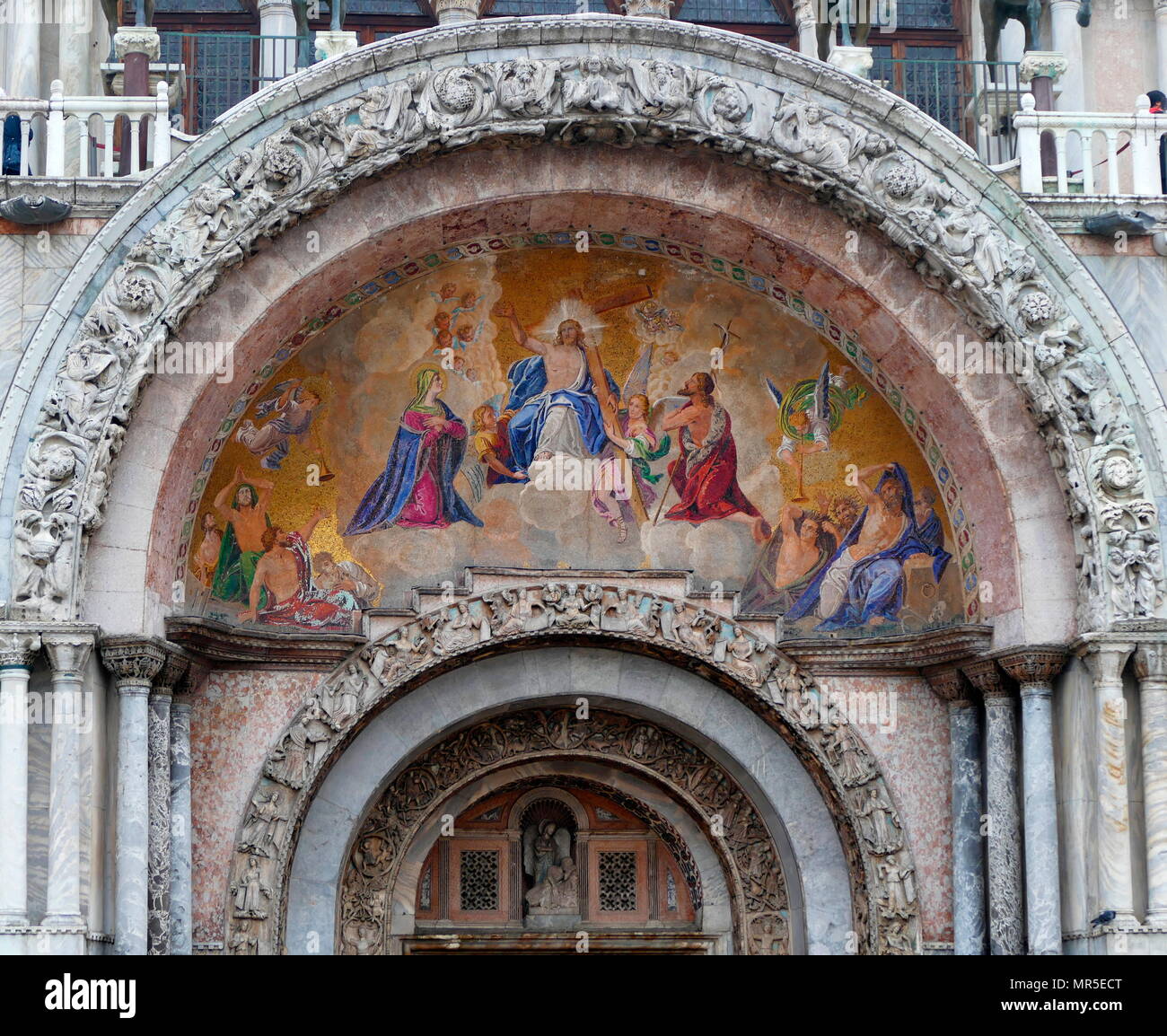 Mosaik Fresko über dem Portikus der Basilika di San Marco, den Dom Kirche der Römisch-katholischen Erzdiözese von Venedig, Norditalien. Es ist die berühmteste der Kirchen der Stadt und eines der bekanntesten Beispiele für Italo-Byzantine Architektur. Stockfoto