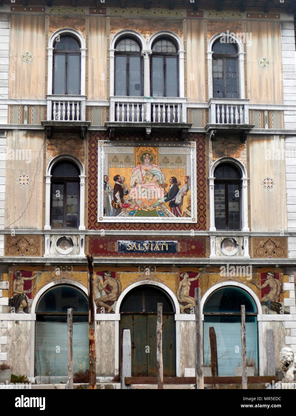 Palazzo Salviati am Grand Canal in Venedig, Italien. Das Gebäude wurde als ein Geschäft und der Ofen der Salviati Familie zwischen 1903 und 1906, entworfen von dem Architekten Giacomo dell'Olivo gebaut. Das Unternehmen wurde 1859 von Antonio Salviati gegründet. 1924 Das Gebäude wurde einer Renovierung unterzogen, die ein zusätzliches Stockwerk und die Platzierung von einem großen Mosaik Fassade beteiligt. Stockfoto