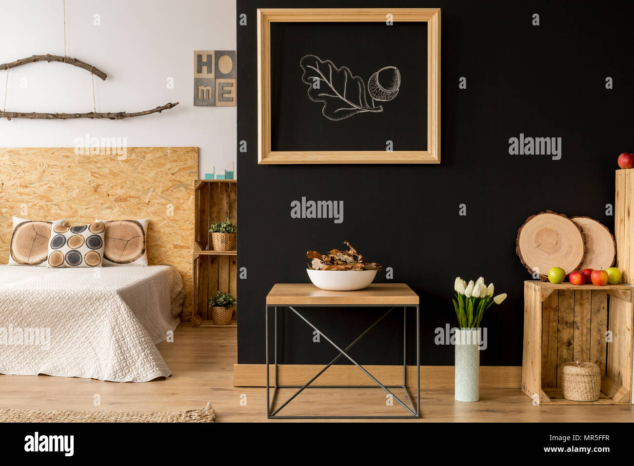 Studio Apartment mit Holz- und natürliche Dekoration Stockfoto