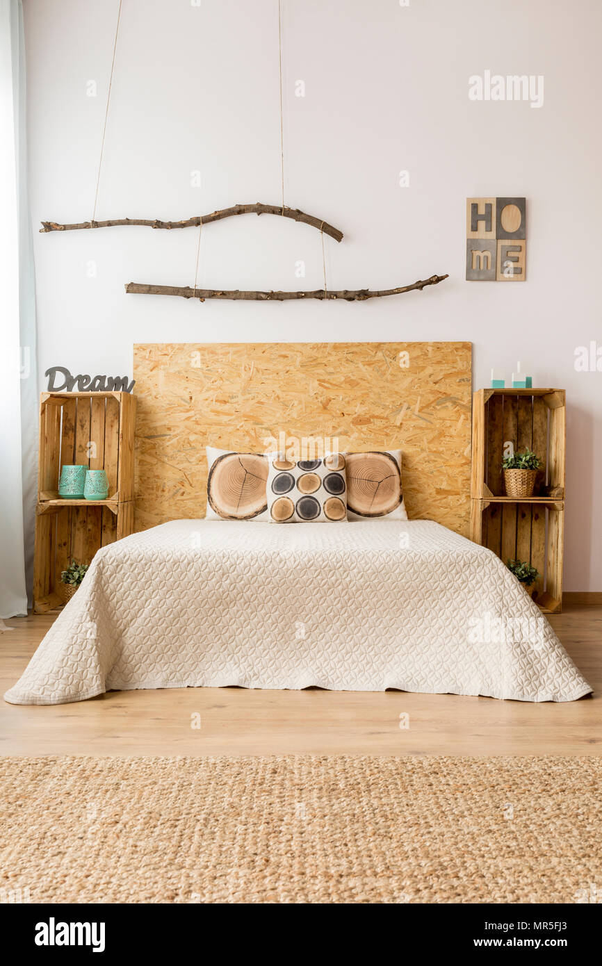 Licht Schlafzimmer in ökologischen Stil mit Doppelbett, Nachttischen ... Licht Schlafzimmer in ökologischen Stil mit Doppelbett, Nachttischen ...
