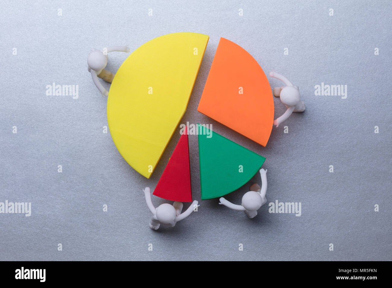 Erhöhte Ansicht von der menschlichen Figuren Verbindungsstücke von bunten Kreisdiagramm auf grauem Hintergrund Stockfoto