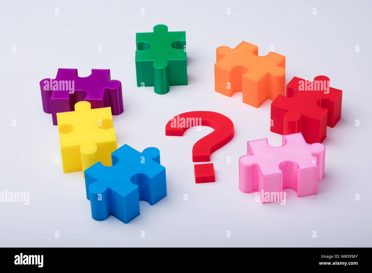 Rote Fragezeichen Zeichen von mehrfarbigen Puzzle Umgeben Stockfoto