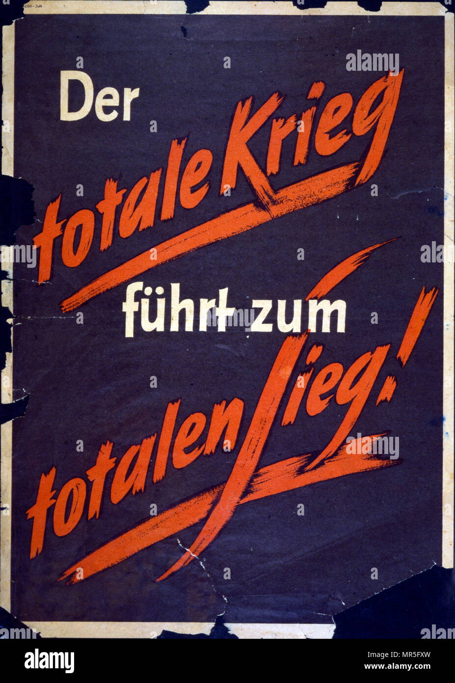 Totaler Krieg führt zu den totalen Sieg!" Die deutsche Propaganda Poster im April 1945 am Ende des Zweiten Weltkriegs ausgestellt als Berlin belagert Stockfoto