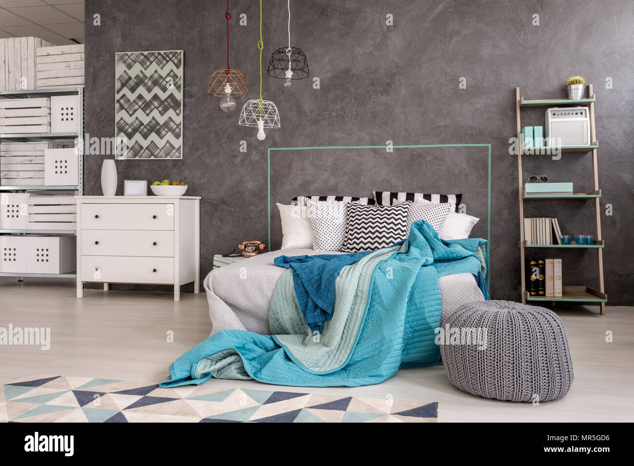 Helles Schlafzimmer mit modernen Möbeln und dekorativen Wand fertig stellen Stockfoto