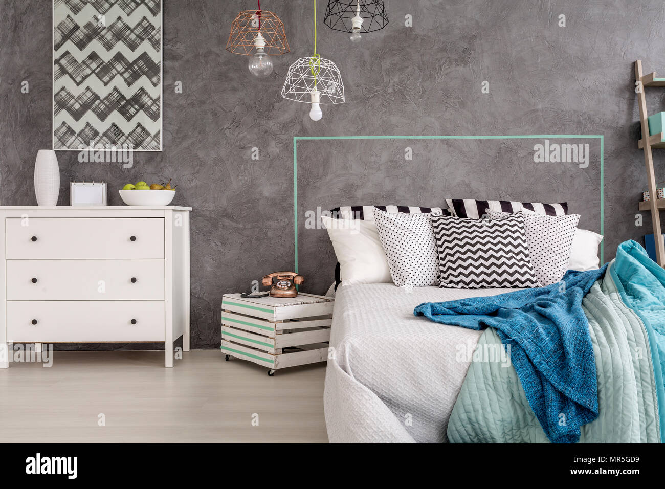 Stilvolle Zimmer mit weißen Möbeln und dekorativen Wand Putz Stockfoto