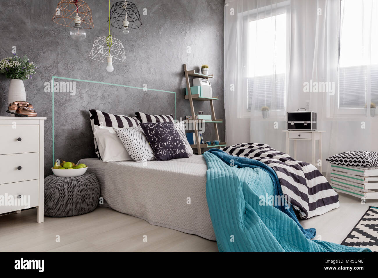 Helle und geräumige Schlafzimmer mit Fenster, Doppelbett und dekorative Wand fertig stellen Stockfoto
