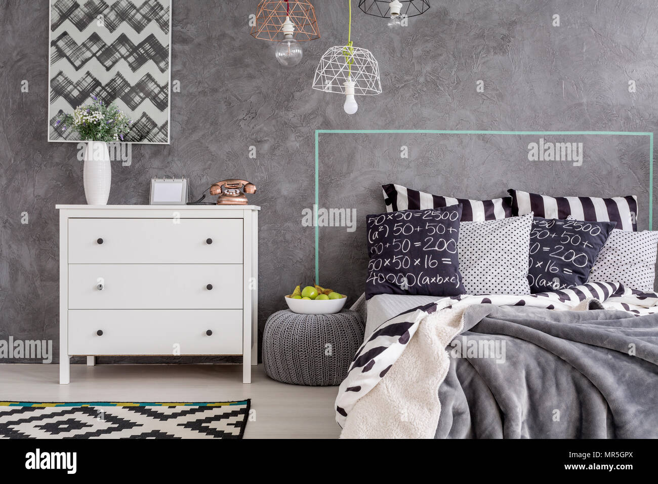 Neues design Schlafzimmer mit einfachen weißen Kommode und dekorative Wand fertig stellen Stockfoto