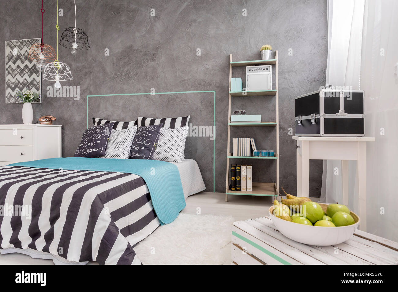 Neues design Schlafzimmer mit Fenster, ein bequemes Bett und dekorative Wand Putz Stockfoto