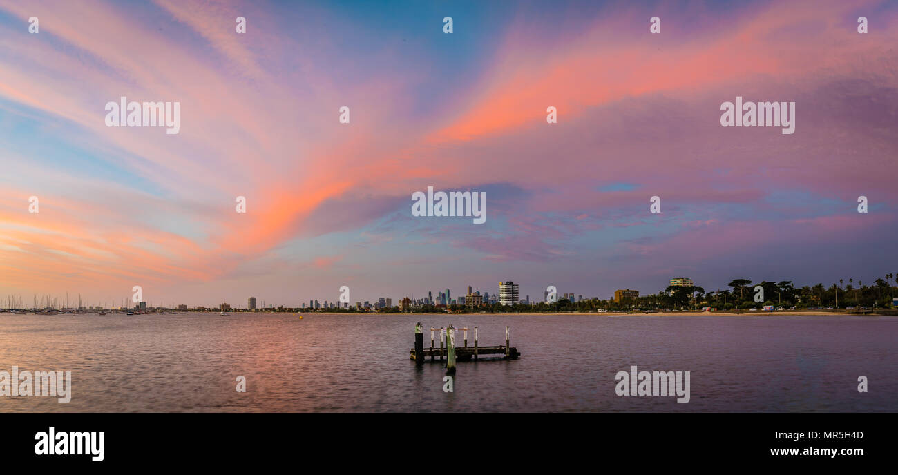 Melbourne Skyline und Wolkenkratzer mit einer rosa und lila Sonnenuntergang in den Himmel Stockfoto