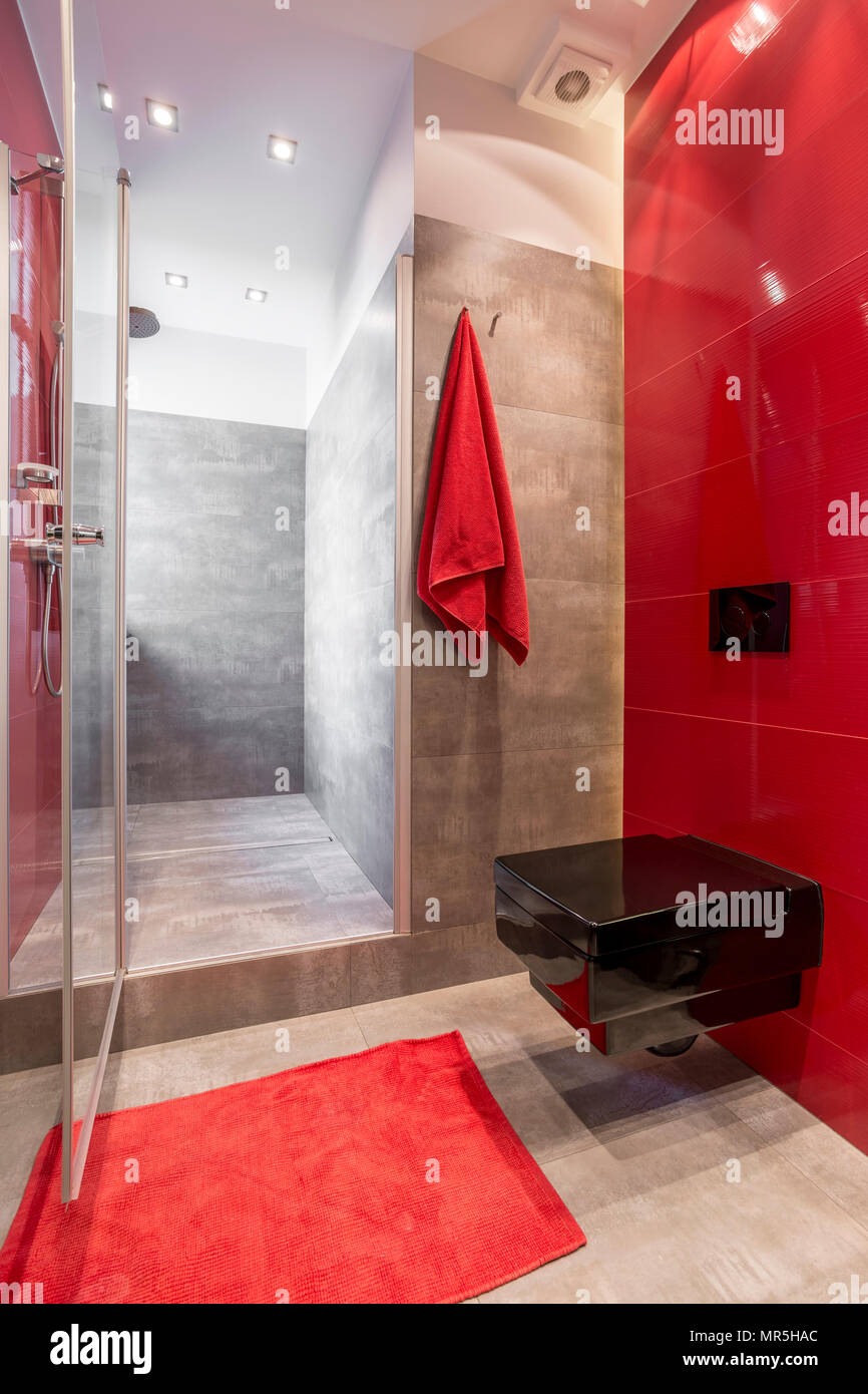 Badezimmer mit Rote Wand und verglaste Dusche Stockfotografie - Alamy