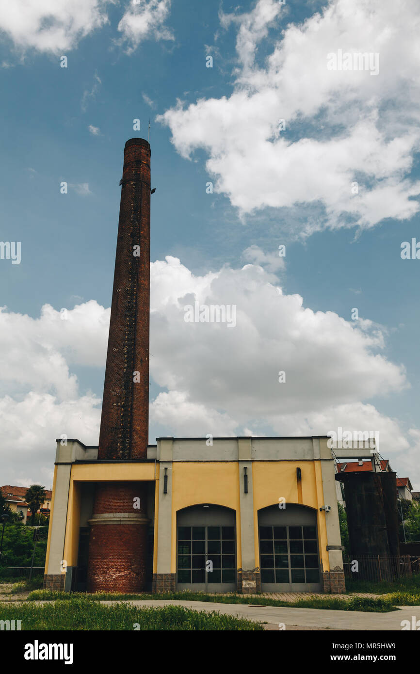 Wenig Pfeifenfabrik mit blauem Himmel und Wolken an einem sonnigen Tag - Ökologie und Ambient. Stockfoto