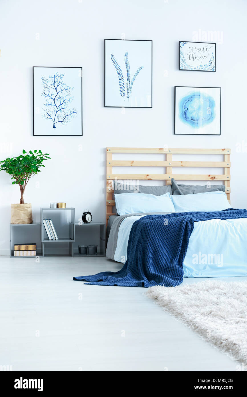 Neue Schlafzimmer mit Holz Bett, blau Bettwäsche, Poster und ... Neue Schlafzimmer mit Holz Bett, blau Bettwäsche, Poster und ...