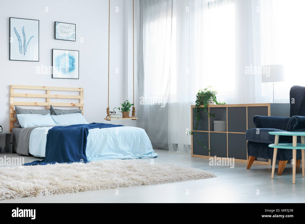 Weiß Schlafzimmer mit dekorativen Wand Poster, Fenster, Teppich und Bett  Stockfotografie - Alamy