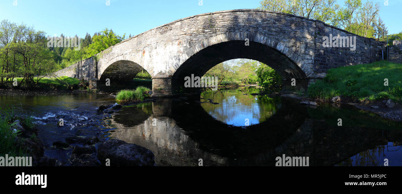 Brücke über den Fluss neben dem Hässlichen Haus im Norden von Wales. Stockfoto