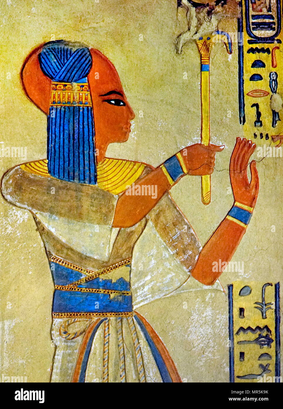 Wandmalerei Darstellung Prinz Amun-her-khepeshef der älteste Sohn und Erbe von Pharao Ramses III. Wie viele seiner Brüder, er wurde benannt nach dem Sohn von Ramses II., Amunherkhepeshef. Er starb, als er etwa 15 Jahre alt war. Er ist auch als Ramses Amun-her-khepeshef erwähnt. Er ist nicht identisch mit seinem Bruder Ramses VI., der auch genannt wurde Amun-her-khepeshef bevor er Pharao wurde. Er ist dargestellt in seiner gut erhaltenen Grab QV 55 (im Tal der Königinnen), die er in der 20. Dynastie lebte und starb ca. 1160 v. Chr. Stockfoto