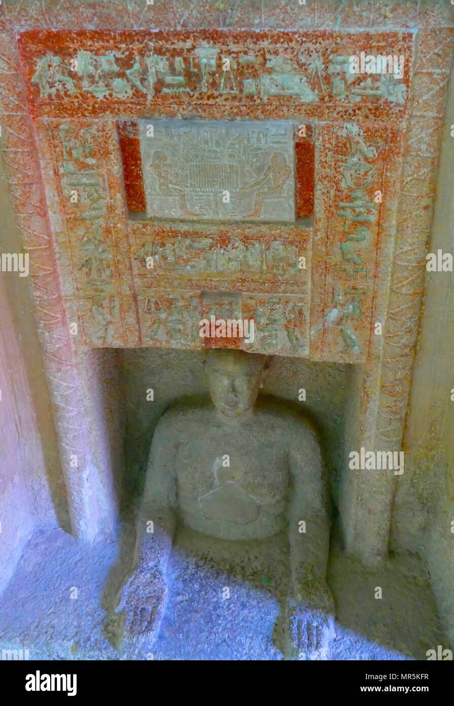 Falsche Tür der Idu. Vom Grab von Idu in der Nekropole von Gizeh, Kairo, Ägypten. G 7102 oder die Idu Mastaba liegt östlich von Königin Hetepheres Pyramide in der Großen Pyramide komplex. Er war ein Beamter der sechsten Dynastie, wahrscheinlich während der Herrschaft von Pepi I. Er ist der Titel Griffel der Königlichen Dokumente' statt, Pepi ich Meryre (2332-2287 v. Chr.), als der dritte König der sechsten Dynastie regierte Stockfoto