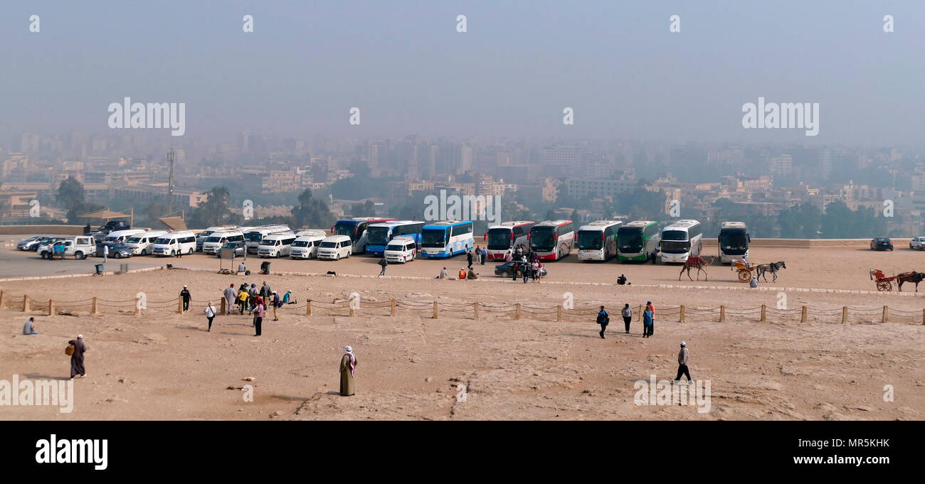 Relativ wenige Tourbusse jetzt besuchen sie die Pyramide und Nekropole von Gizeh, Ägypten, folgende Ängste vor Terroranschlägen Stockfoto