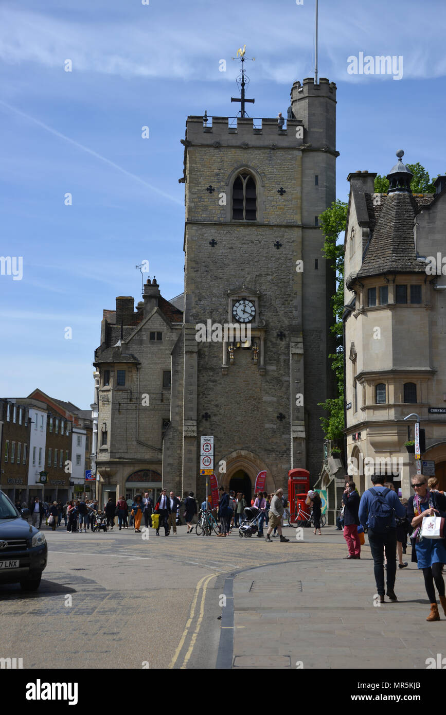 Carfax Tower, an der Ecke Queen Street und Cornmarket Street, Oxford steht Stockfoto