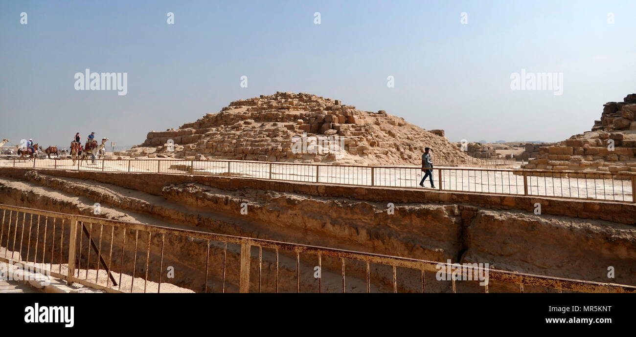 G1 b-Meritit, einer der drei Königin Pyramiden, östlich der Großen Pyramide des Cheops in der Nekropole von Gizeh. Es ist nicht klar, die Königin dort begraben wurde. Es kann Meritit wurden, die vermutlich war einer der älteren Khufus Weiber Stockfoto