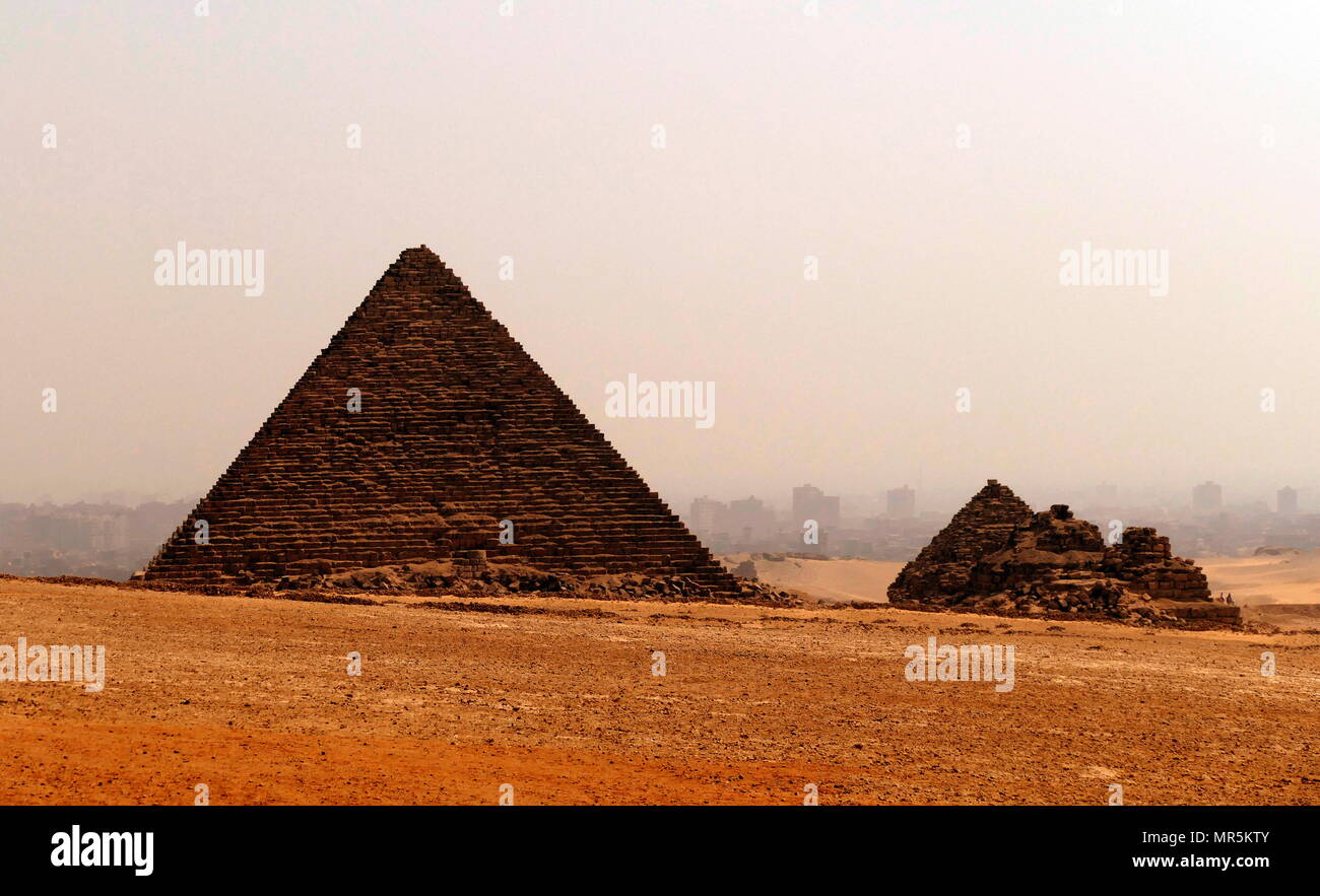 Die Pyramide des Menkaure, auf dem Plateau von Gizeh, Kairo, Ägypten, ist der kleinste der drei Pyramiden von Gizeh. Es wird gedacht, gebaut worden zu sein als das Grab der vierten Dynastie zu dienen, ägyptischen Pharao Menkaure. ca. 2500 v. Chr.. Südlich von der Pyramide des Menkaure sind drei Pyramiden, die jeweils mit einem Tempel begleitet und haben eine Unterstruktur Stockfoto