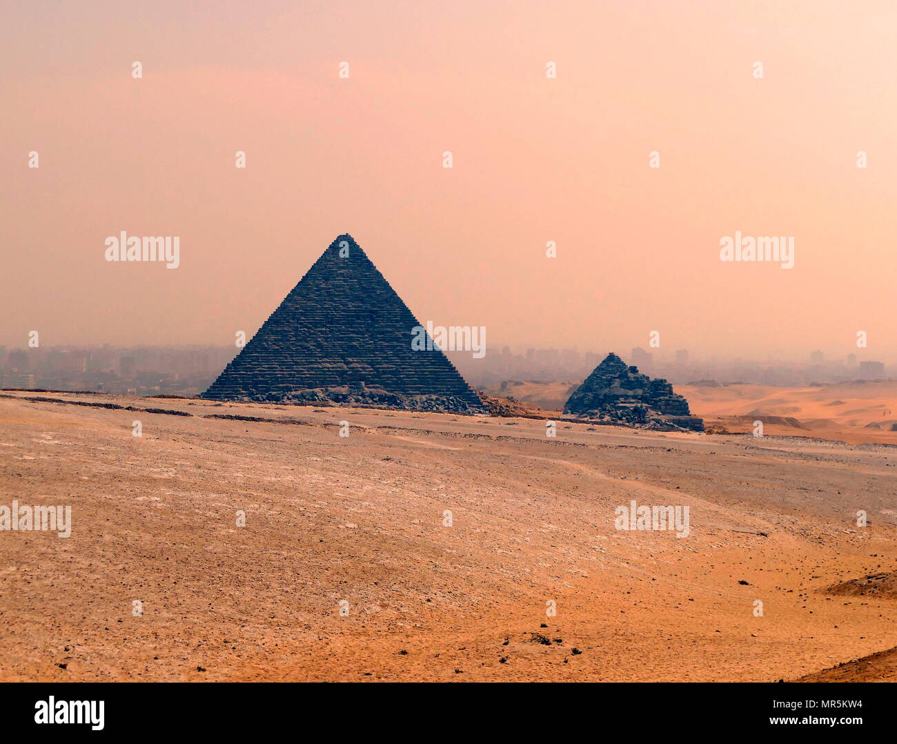 Die Pyramide des Menkaure, auf dem Plateau von Gizeh, Kairo, Ägypten, ist der kleinste der drei Pyramiden von Gizeh. Es wird gedacht, gebaut worden zu sein als das Grab der vierten Dynastie zu dienen, ägyptischen Pharao Menkaure. ca. 2500 v. Chr.. Südlich von der Pyramide des Menkaure sind drei Pyramiden, die jeweils mit einem Tempel begleitet und haben eine Unterstruktur Stockfoto