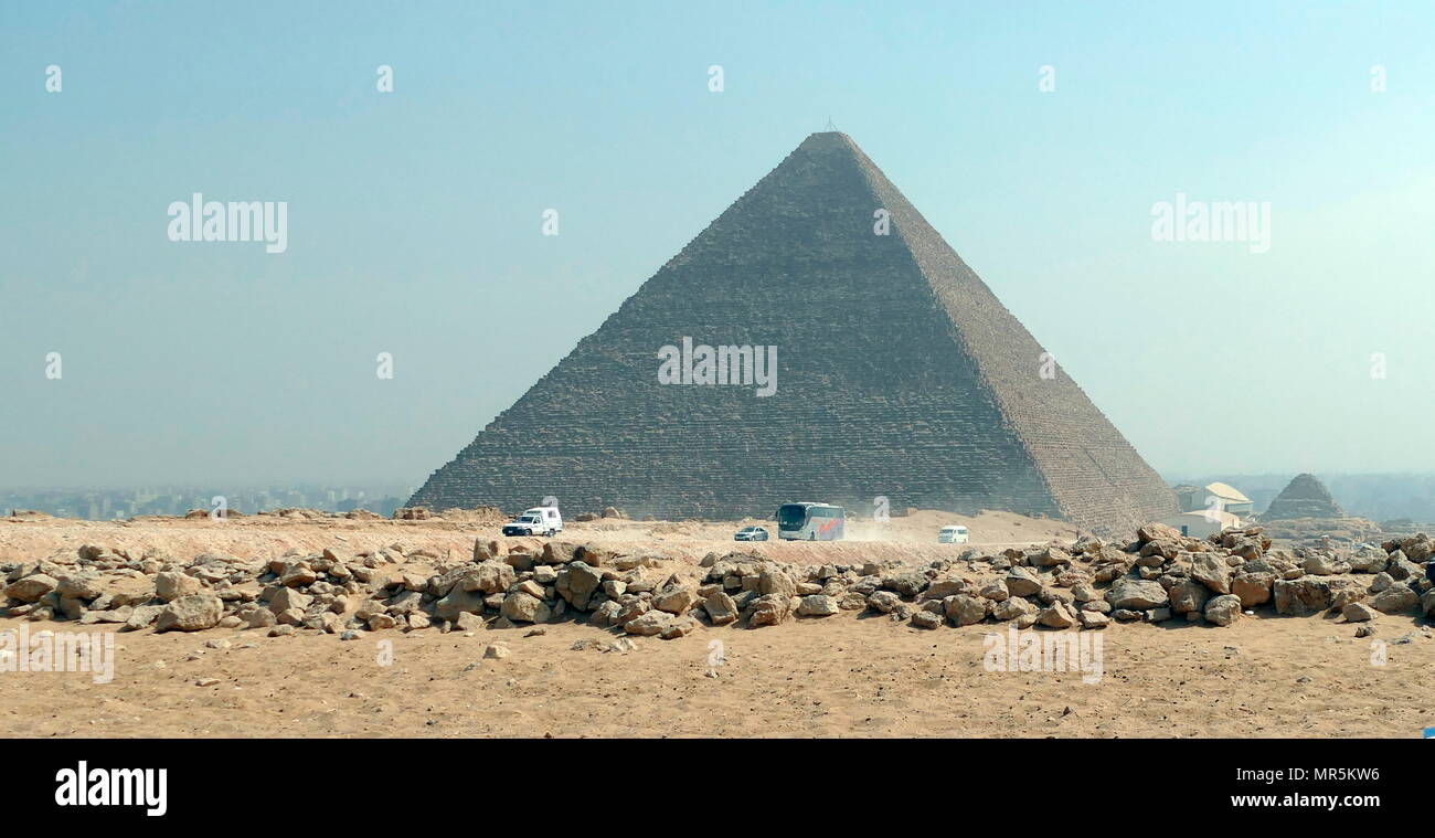 Die Pyramide des Menkaure, auf dem Plateau von Gizeh, Kairo, Ägypten, ist der kleinste der drei Pyramiden von Gizeh. Es wird gedacht, gebaut worden zu sein als das Grab der vierten Dynastie der ägyptischen Pharao Menkaure. ca. 2500 v. Chr. zu dienen Stockfoto