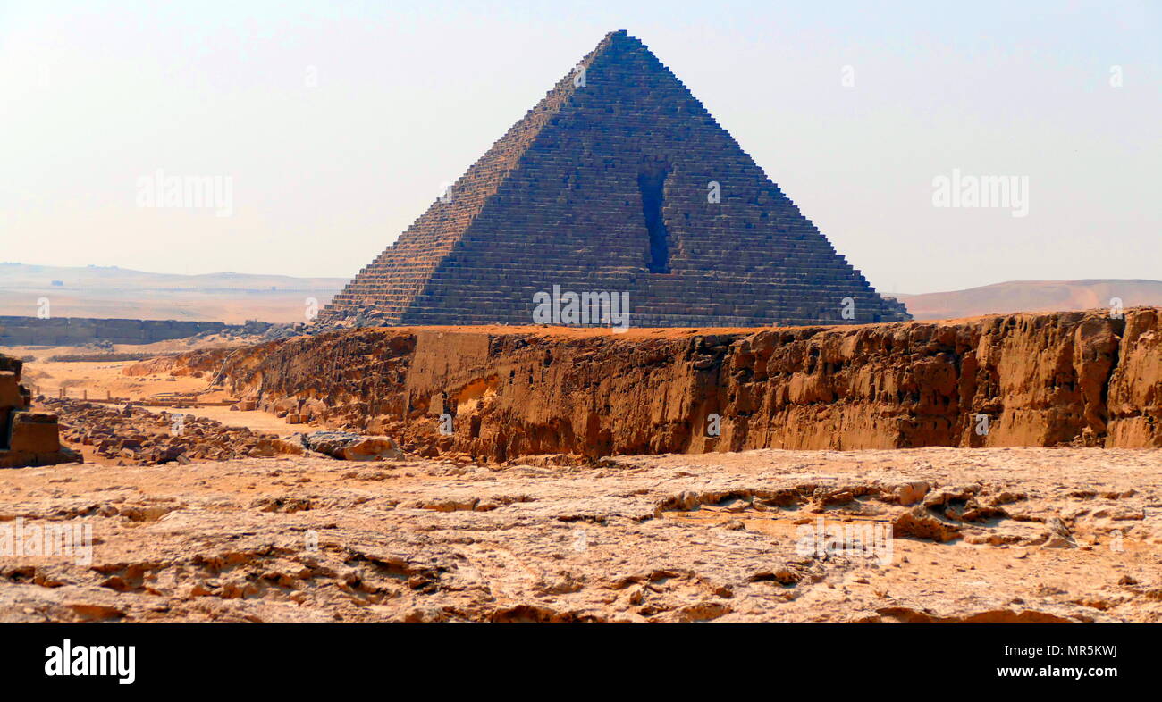 Die Pyramide des Menkaure, auf dem Plateau von Gizeh, Kairo, Ägypten, ist der kleinste der drei Pyramiden von Gizeh. Es wird gedacht, gebaut worden zu sein als das Grab der vierten Dynastie der ägyptischen Pharao Menkaure. ca. 2500 v. Chr. zu dienen Stockfoto