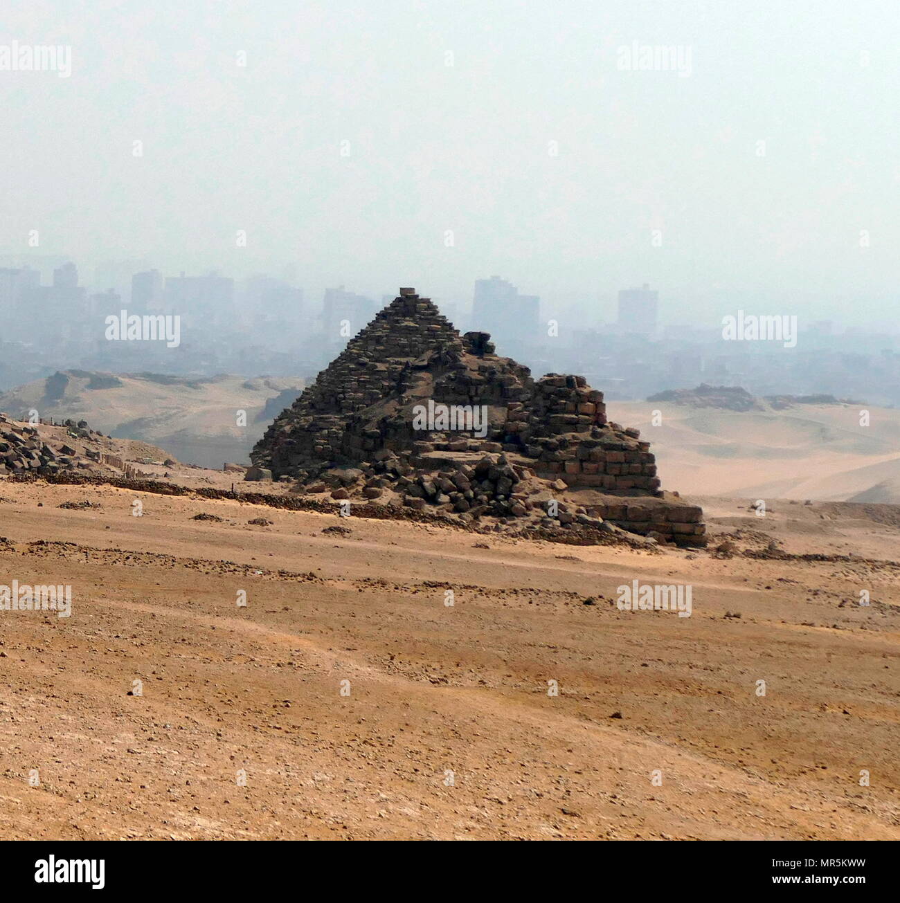 Ruiniert kleine Pyramiden stehen in der Nähe der Pyramide des Menkaure, auf dem Plateau von Gizeh, Kairo, Ägypten, ist der kleinste der drei Pyramiden von Gizeh. Es wird gedacht, gebaut worden zu sein als das Grab der vierten Dynastie zu dienen, ägyptischen Pharao Menkaure. ca. 2500 v. Chr.. Südlich von der Pyramide des Menkaure sind drei Pyramiden, die jeweils mit einem Tempel begleitet und haben eine Unterstruktur Stockfoto