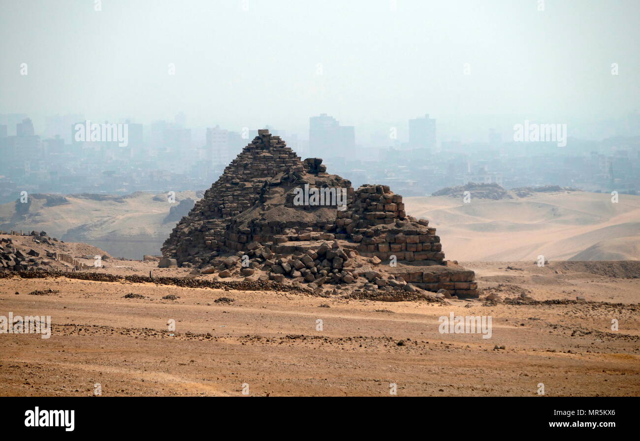 Ruiniert kleine Pyramiden stehen in der Nähe der Pyramide des Menkaure, auf dem Plateau von Gizeh, Kairo, Ägypten, ist der kleinste der drei Pyramiden von Gizeh. Es wird gedacht, gebaut worden zu sein als das Grab der vierten Dynastie zu dienen, ägyptischen Pharao Menkaure. ca. 2500 v. Chr.. Südlich von der Pyramide des Menkaure sind drei Pyramiden, die jeweils mit einem Tempel begleitet und haben eine Unterstruktur Stockfoto