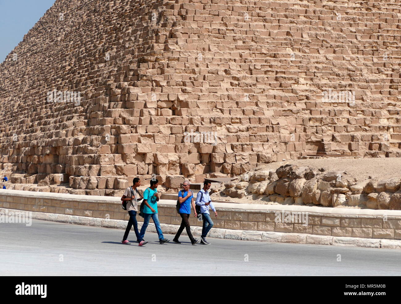 Ägyptische Schüler besuchen Sie die Große Pyramide von Gizeh (Cheops-pyramide oder Pyramide des Cheops); die älteste und größte der drei Pyramiden in Gizeh Pyramiden in Ägypten. Er ist die älteste der Sieben Weltwunder der Antike, und die Einzige, die weitgehend intakt zu bleiben. Um 2560 v. Chr. abgeschlossen. Stockfoto