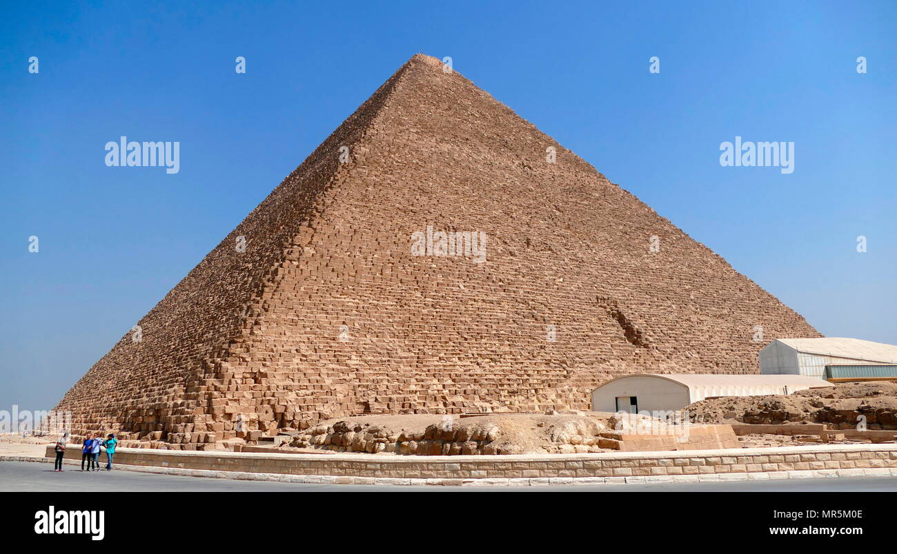 Ägyptische Schüler besuchen Sie die Große Pyramide von Gizeh (Cheops-pyramide oder Pyramide des Cheops); die älteste und größte der drei Pyramiden in Gizeh Pyramiden in Ägypten. Er ist die älteste der Sieben Weltwunder der Antike, und die Einzige, die weitgehend intakt zu bleiben. Um 2560 v. Chr. abgeschlossen. Stockfoto