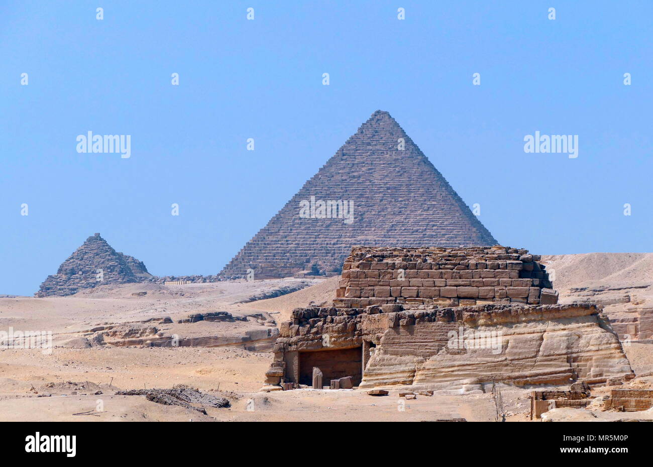 Die Pyramide des Menkaure, auf dem Plateau von Gizeh, Kairo, Ägypten, ist der kleinste der drei Pyramiden von Gizeh. Es wird gedacht, gebaut worden zu sein als das Grab der vierten Dynastie der ägyptischen Pharao Menkaure. ca. 2500 v. Chr. zu dienen Stockfoto