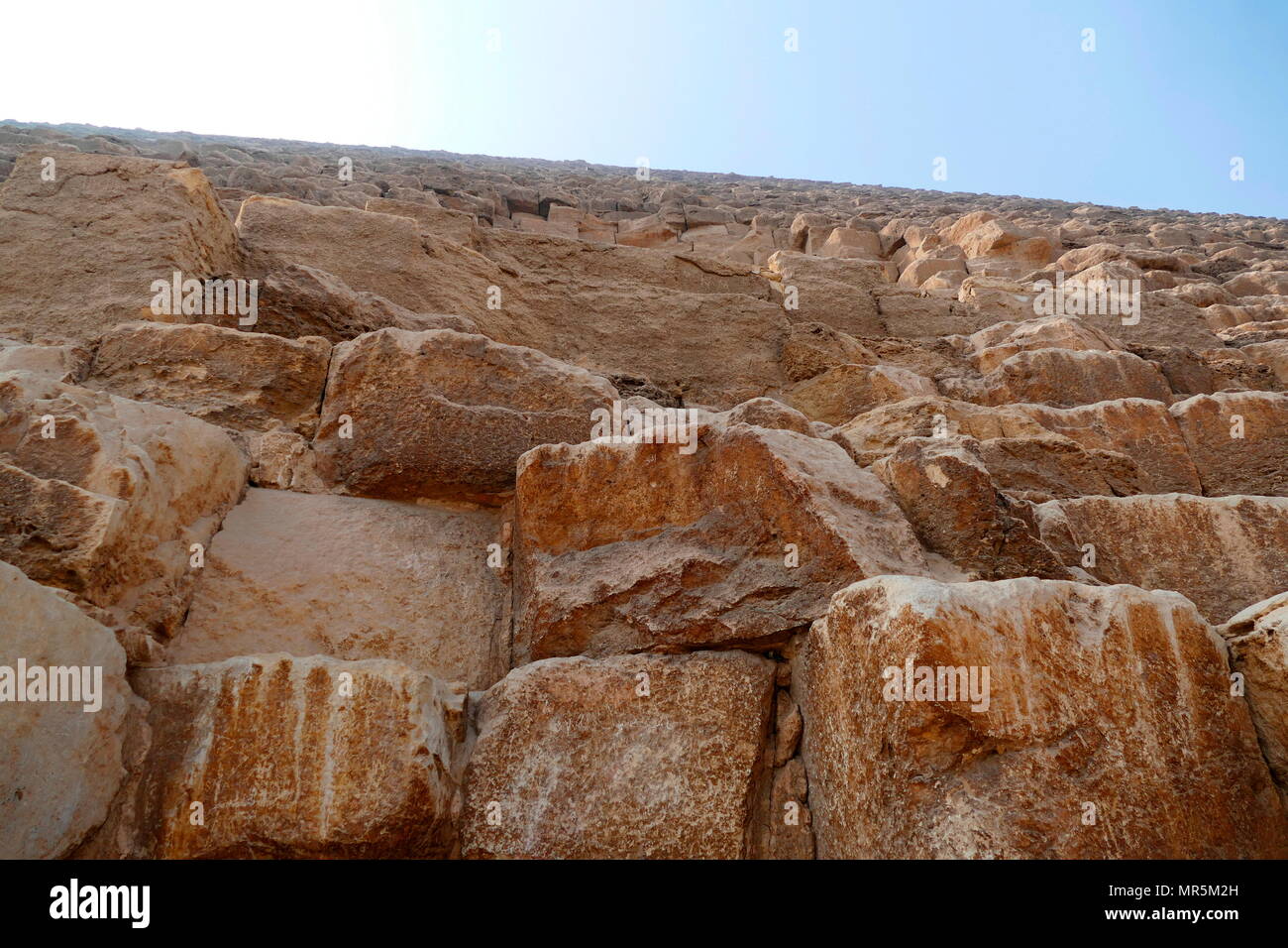 Steine von der Großen Pyramide von Gizeh (Cheops-pyramide oder Pyramide des Cheops); die älteste und größte der drei Pyramiden in Gizeh Pyramiden in Ägypten. Er ist die älteste der Sieben Weltwunder der Antike, und die Einzige, die weitgehend intakt zu bleiben. Um 2560 v. Chr. abgeschlossen. Stockfoto