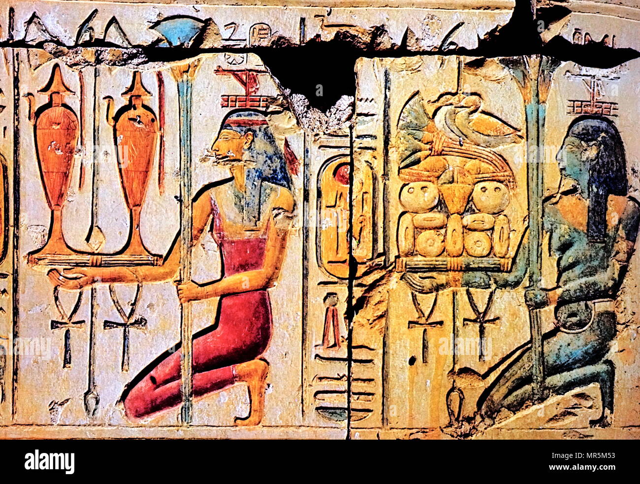 Bemalte wand Relief im Tempel von Ramses II. in Abydos, Ägypten. Dies entspricht einem Angebot von Essen und Wein zu den Göttern. Ramses II. regierte 1279-1213 v. Chr.. Er war der dritte Pharao der 19. Dynastie. Stockfoto