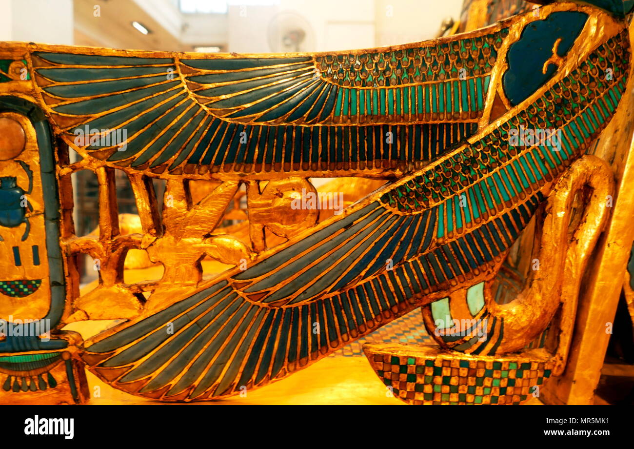 Der goldene Thron des Königs Tutanchamun durch Howard Carter das Grab des Königs entdeckt. Der Stil war für Royal Stühle der achtzehnten Dynastie. In Holz geschnitzt, der Sessel ist in Gold und Silber overlay erweitert. Calcit, farbiges Glas, Fayence und Halbedelsteine sind für die inlays verwendet. Stockfoto