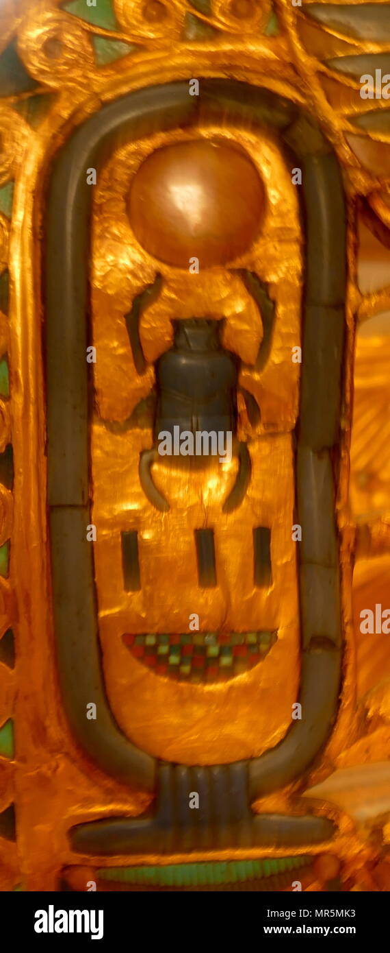 Der goldene Thron des Königs Tutanchamun durch Howard Carter das Grab des Königs entdeckt. Der Stil war für Royal Stühle der achtzehnten Dynastie. In Holz geschnitzt, der Sessel ist in Gold und Silber overlay erweitert. Calcit, farbiges Glas, Fayence und Halbedelsteine sind für die inlays verwendet. Stockfoto