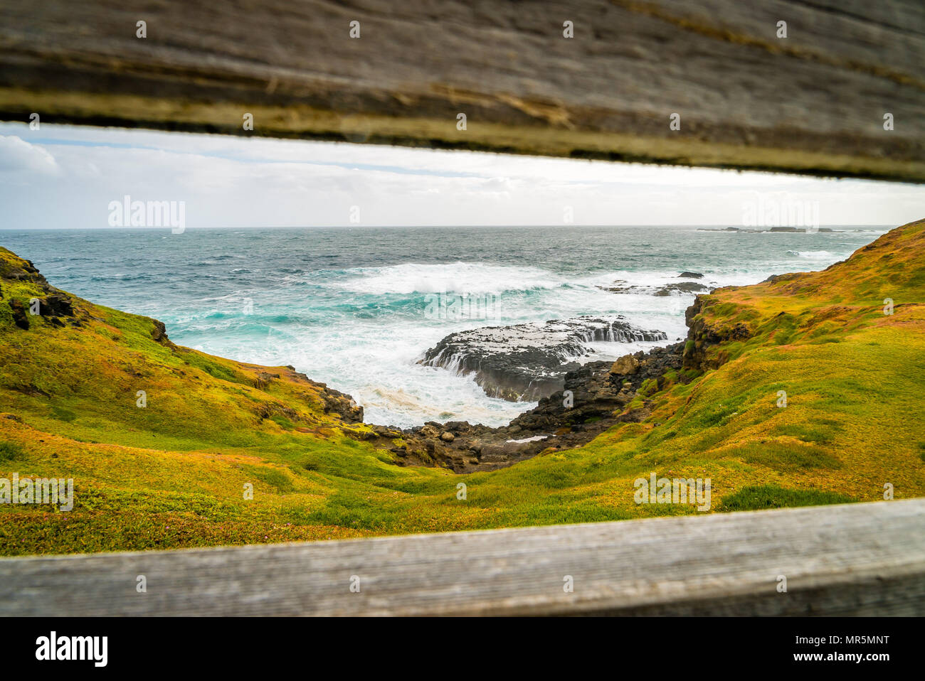 Blick auf das Meer über einen Zaun an den Nobbies in Australien Stockfoto